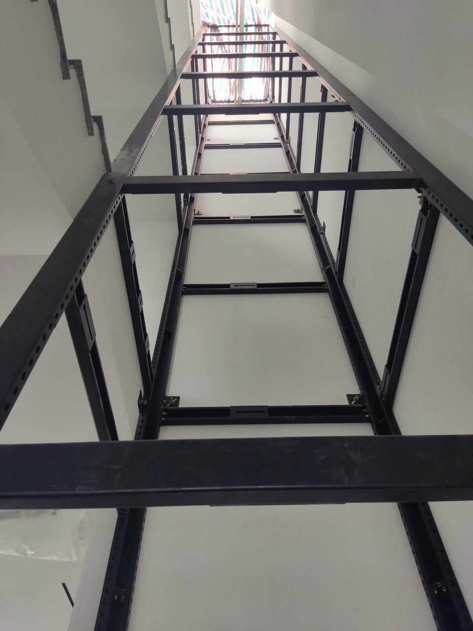 Khung hố thép thang kính tại Cầu Giấy, Hà Nội - ảnh 4